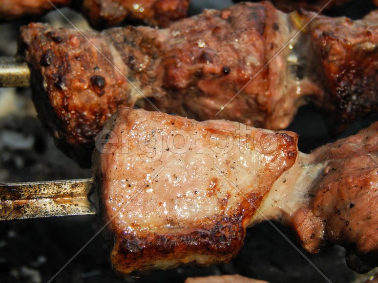 Вкусный жаренный на мангале шашлык из свинины