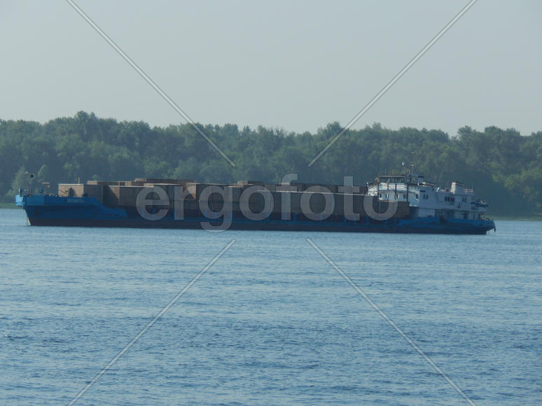 Россия. Самара. Грузовой пароход на реке Волга