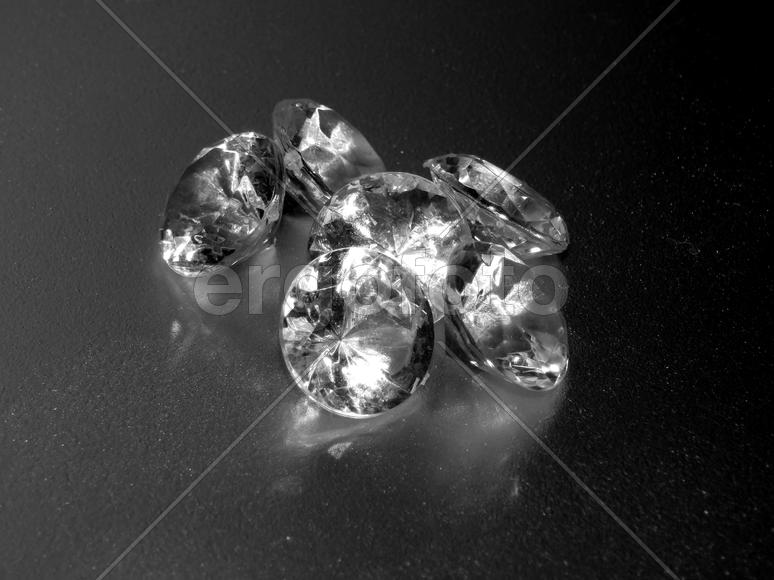 Бриллианты на серебряном фоне