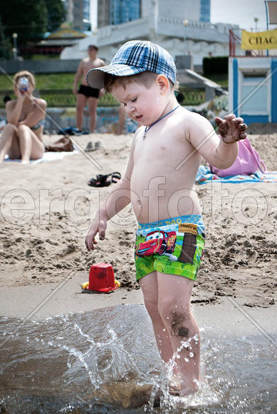 Ребенок на пляже