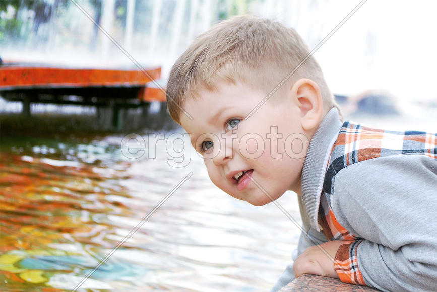 Мальчик возле фонтана