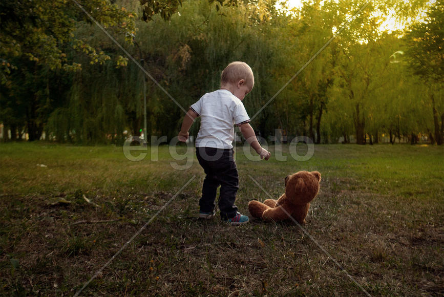 Малыш на прогулке