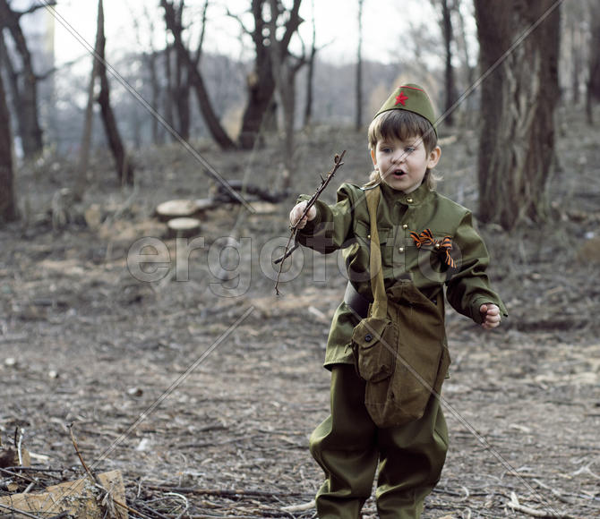 Ребенок в военной форме 