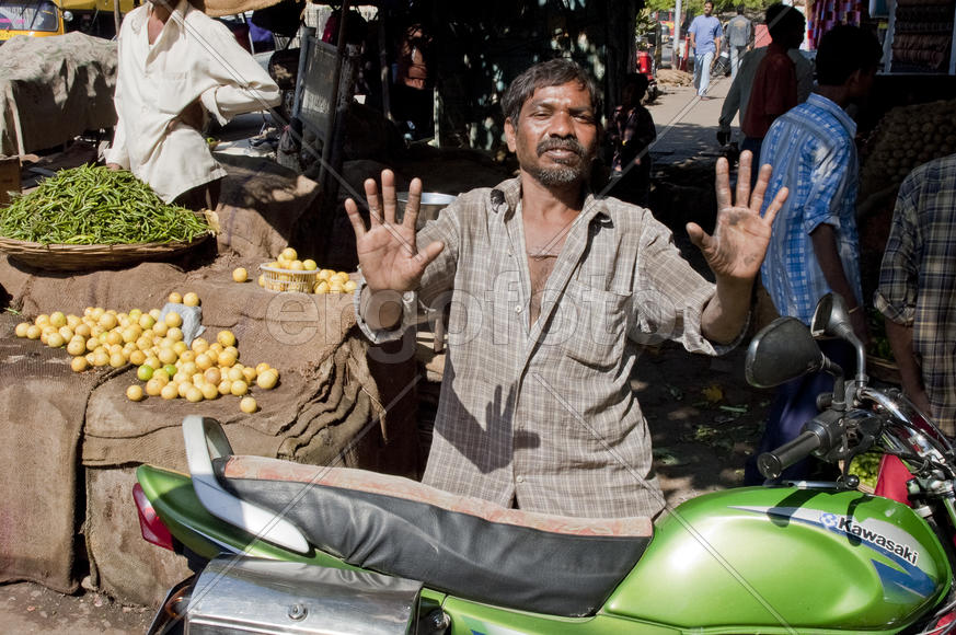 Tramp raised his hands in greeting in Mumbai