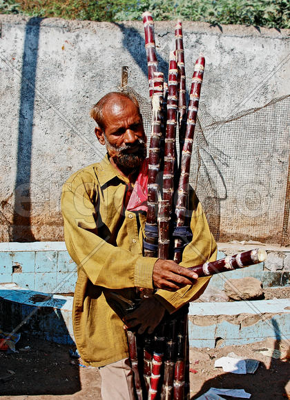 Мужчина с бревнами