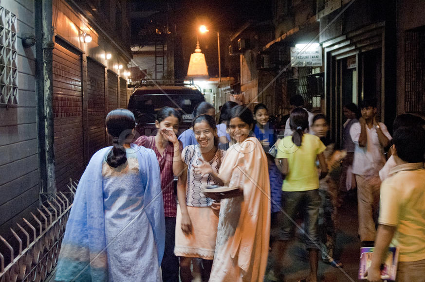 Schoolgirl outside Mumbai in the evening