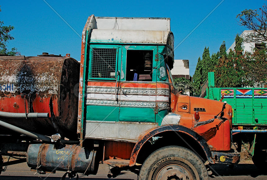 Яркая старая машина