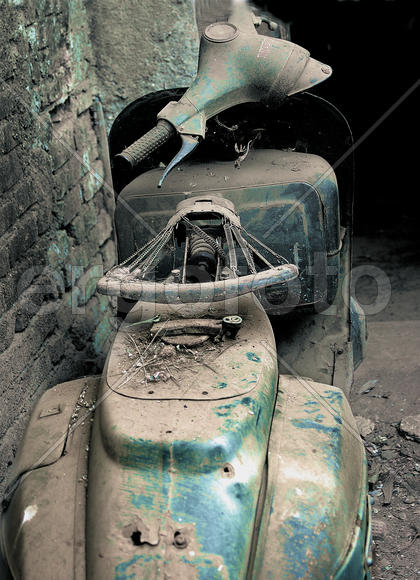 Мотоцикл в пыли