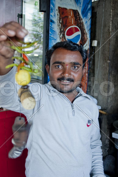 Managing a street restaurant Indian city of Pune