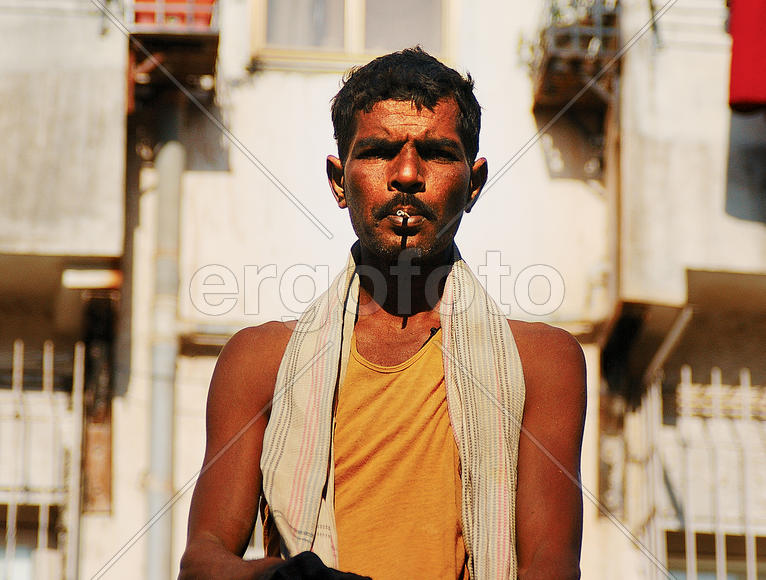 Человек с сигаретой