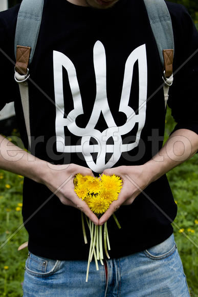 Человек с букетом одуванчиков