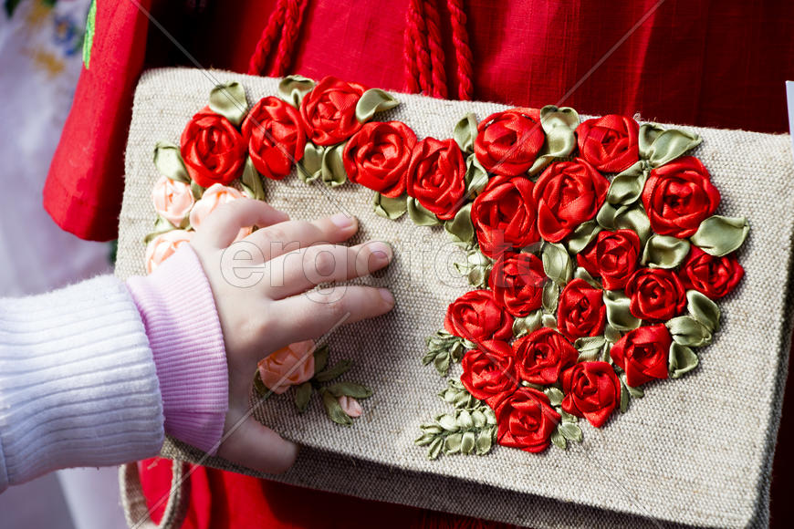 Детская рука на сумке