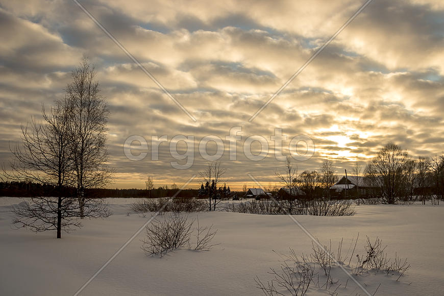 Зимний вечер с деревенским пейзажем 