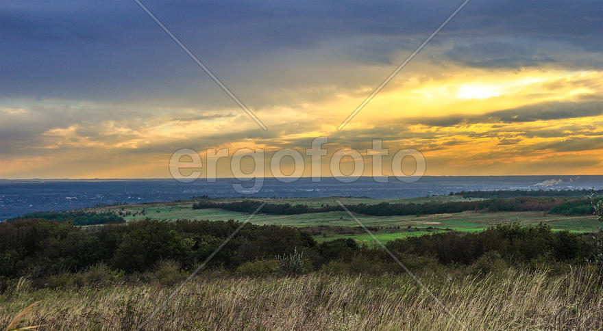 Закат солнца с возвышенности