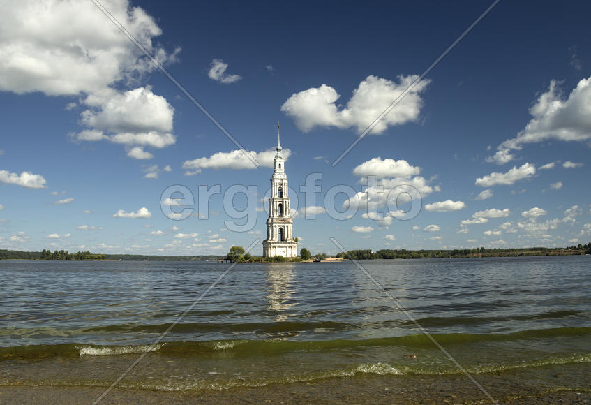 Затопленная в Калязине колокольня