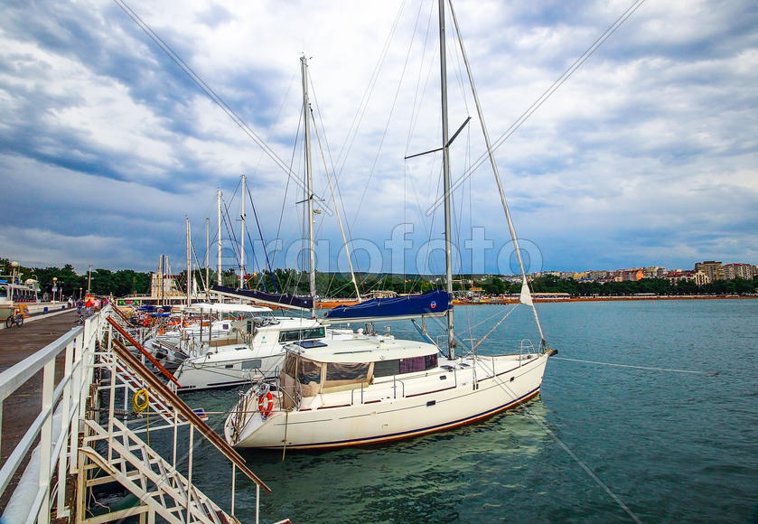 Бухта с яхтами