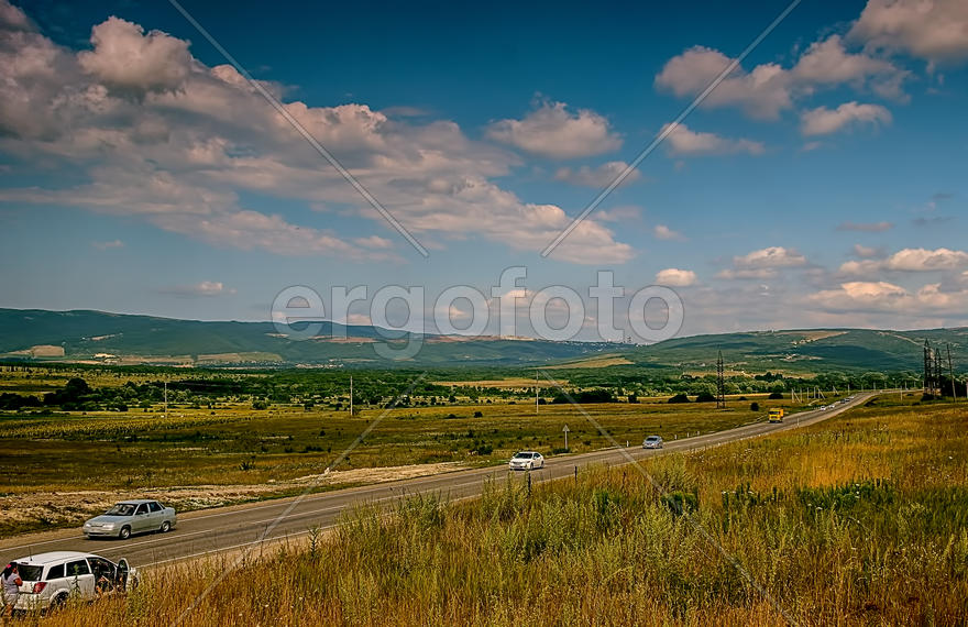 Асфальтированная дорога с машинами