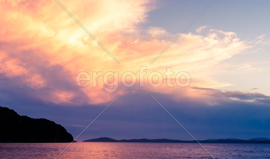 Фиолетовое небо над морем 