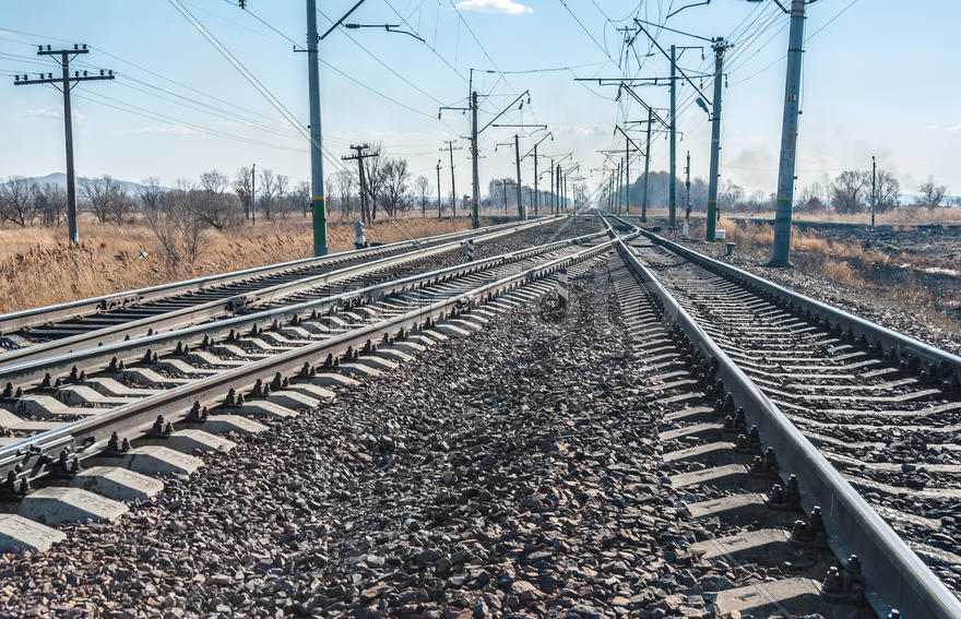 Железнодорожные пути, уходящие вдаль за горизонт