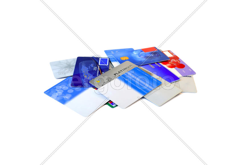  Кредитные карты беспорядочно разбросаны на белом фоне.