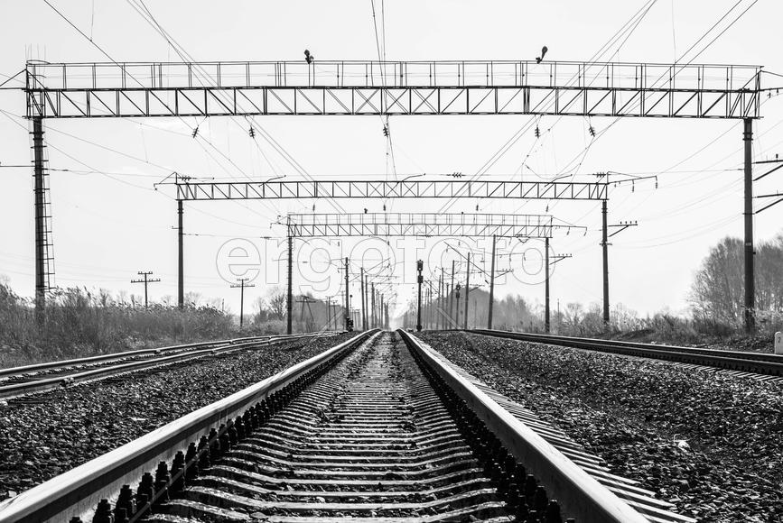 Железнодорожные пути, уходящие вдаль за горизонт