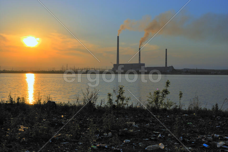 Электростанции в лучах заходящего солнца