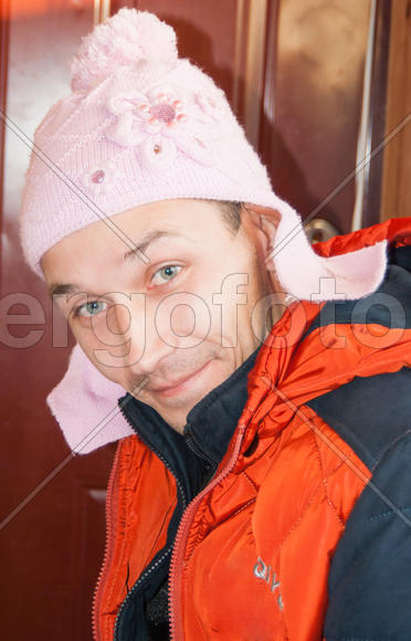Молодой человек в детской шапке 