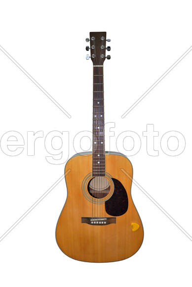 Акустическая гитара на белом фоне