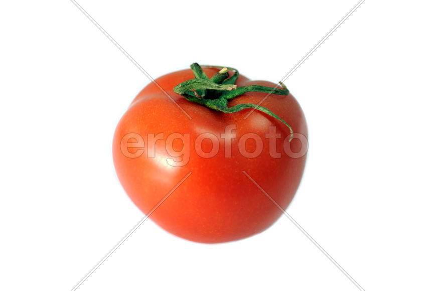 Красный томат на белом фоне 