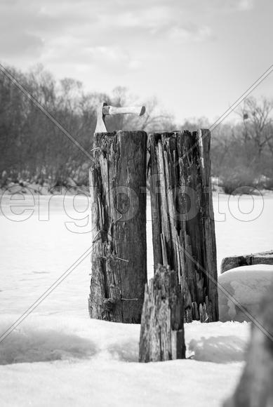 Старые гнилые деревянные опоры моста