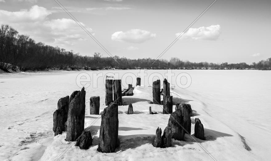 Старые гнилые деревянные опоры моста