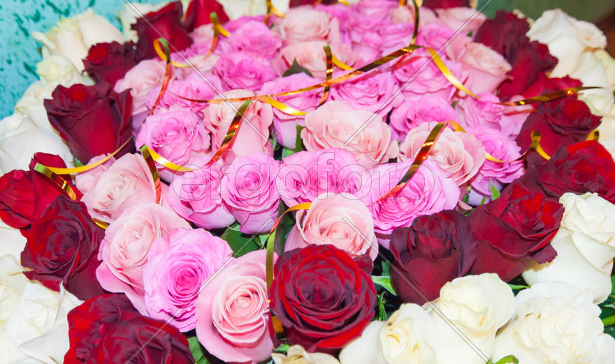 Букет белых, красных и розовых роз