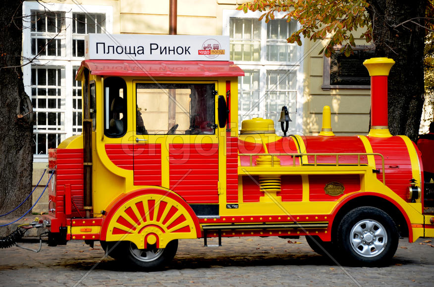 Желтый паровоз на колесах