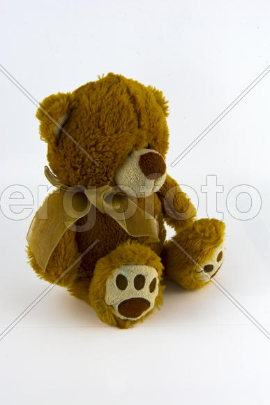 Детские игрушки на белом фоне крупным планом