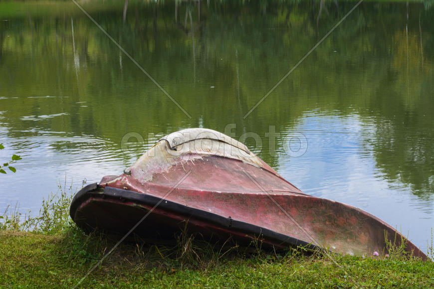 Лодка на озере в горах
