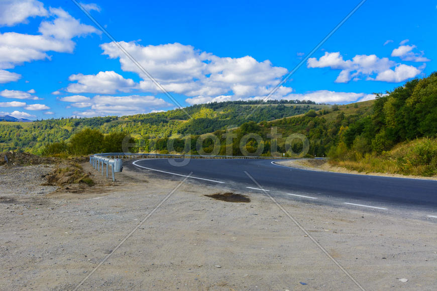 Серпантин горных дорог и горных долин в Украине