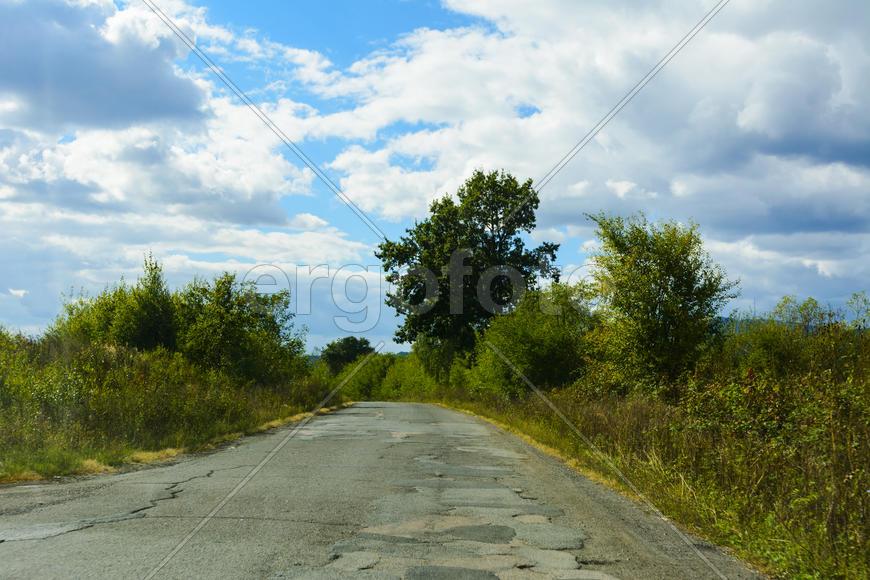 Горная дорога. Ландшафт поля и гор