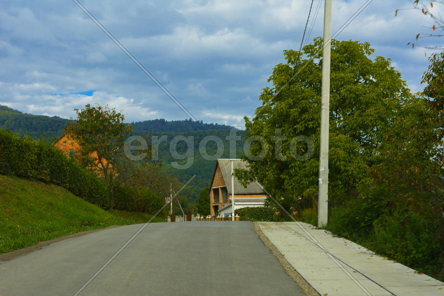 Горная дорога. Ландшафт поля и гор