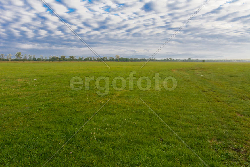 Пейзаж полей и гор в Западной Украине