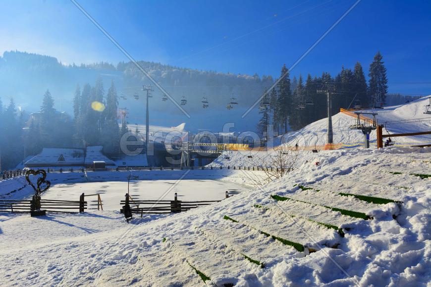 Теплая вода на льду замерзшего озера