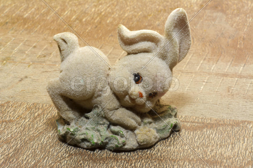 Маленькие детские игрушки крупным планом. Серый кролик 