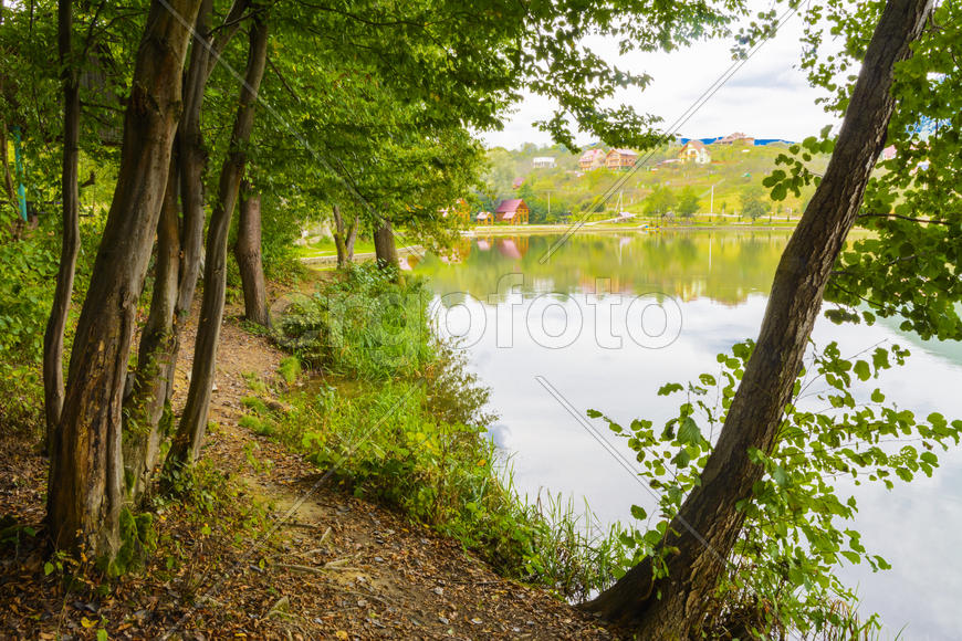 Озеро в горах для отдыха и рыбалки