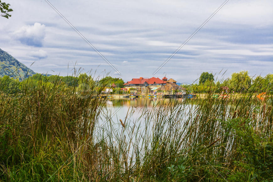 Озеро в горах для отдыха и рыбалки