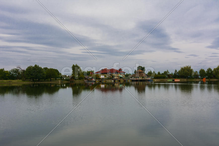 Озеро в горах для отдыха и рыбалки
