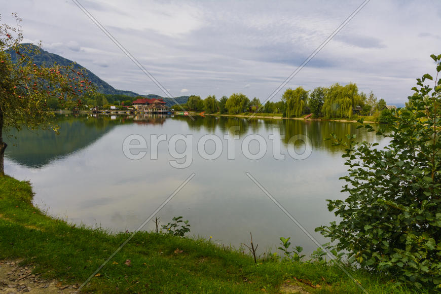 Озеро в горах для отдыха и рыбалки