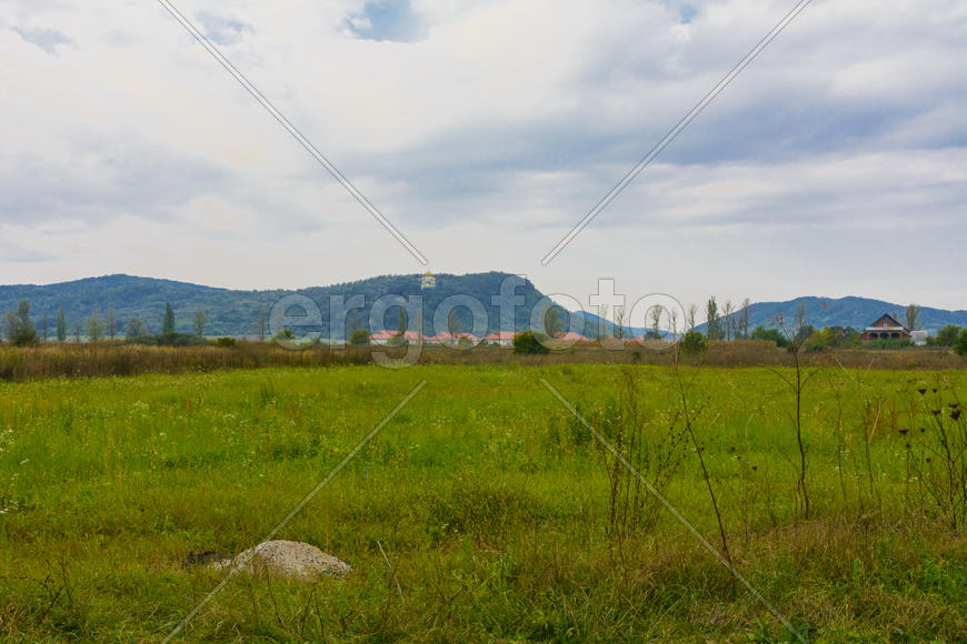 Пейзаж полей и гор в Западной Украине