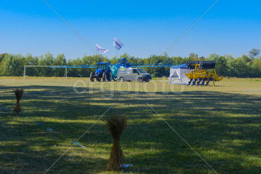 Сельскохозяйственная техника на зеленом поле 