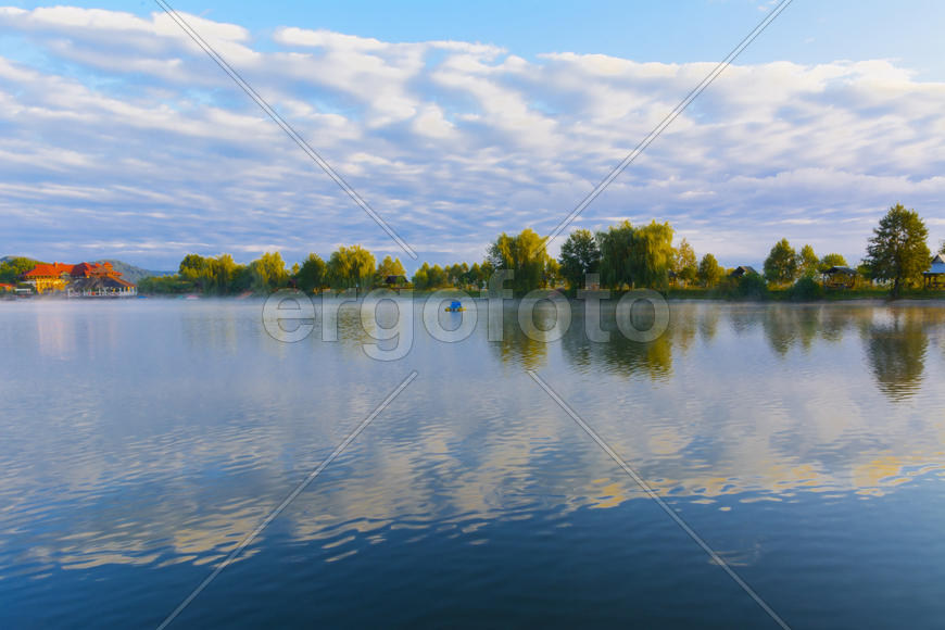Озеро в горах для отдыха и рыбалки. Ранним утром