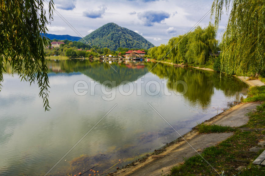Озеро в горах для отдыха и рыбалки