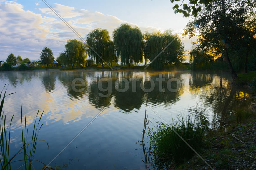 Озеро в горах для отдыха и рыбалки. Ранним утром